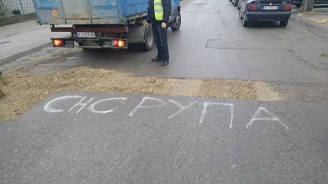 Originalan način kako sanirati udarne rupe (FOTO) 2 sns rupa2