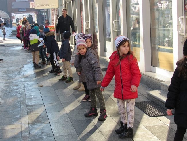 Lanac predškolaca preneo poslednjih 50 knjiga u novu zgradu biblioteke 3 biblioteka2