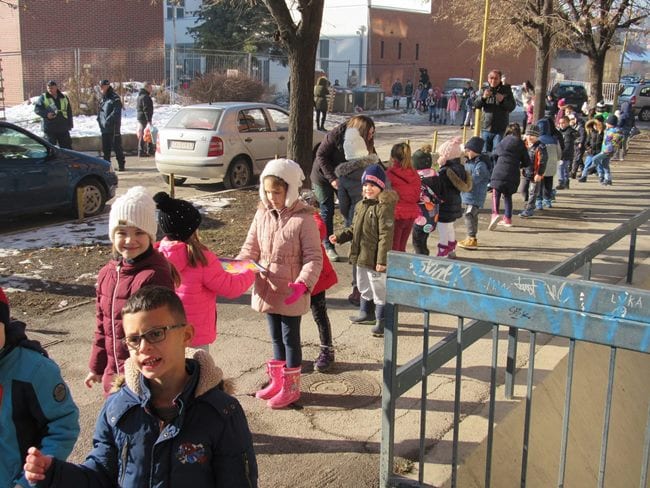 Lanac predškolaca preneo poslednjih 50 knjiga u novu zgradu biblioteke 4 biblioteka3