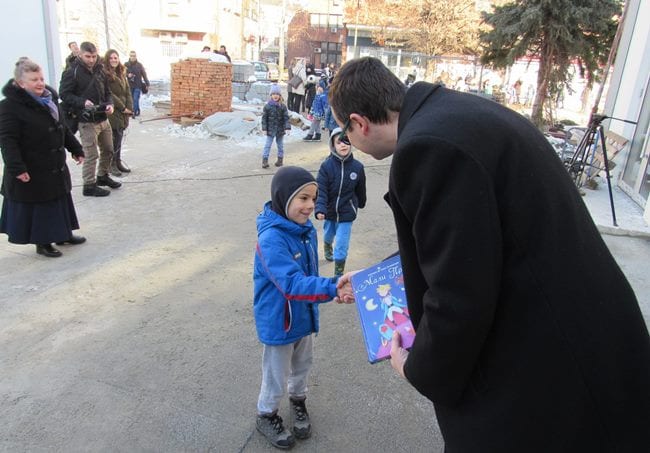 Lanac predškolaca preneo poslednjih 50 knjiga u novu zgradu biblioteke 5 biblioteka4