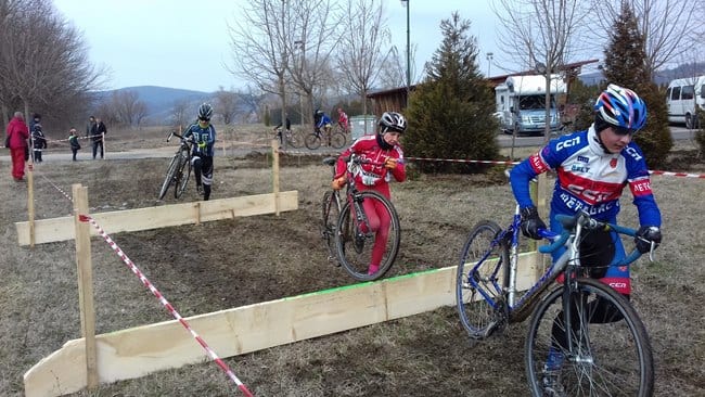 Dve medalje za bicikliste Borca na Prvenstvu Srbije u ciklo krosu 1 Bosko Velicic prelazi prepreku