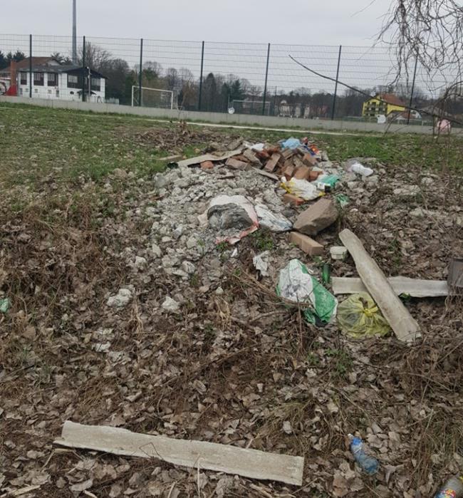 Neverovatno: Izručio šut na gradskoj plaži 2 morava1