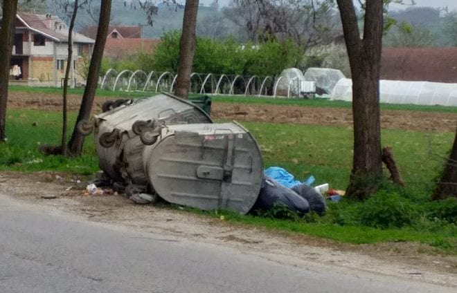 Prevrnuti kontejneri od Stančića do Gornje Trepče 1 CACAK KONTEJNERI 13042019 MNA VESNA UROSEVIC 02