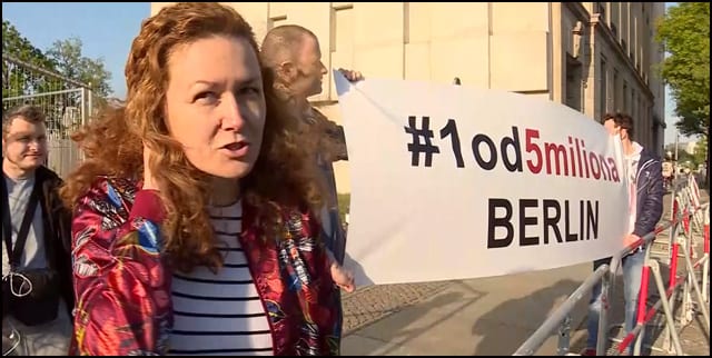 Transparent i protest "1 od 5 miliona" na dočeku Vučića u Berlinu 2 berlin
