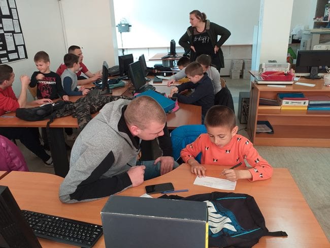 Predškolci iz Majskog cveta posetili Ekonomsku školu (FOTO) 3 majski cvet