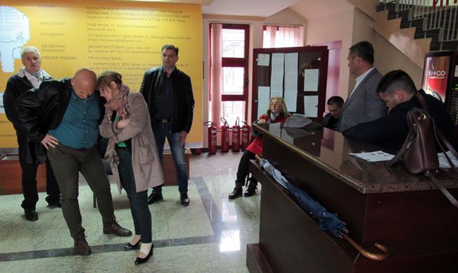 Članovi SNS dežuraju na ulazu Gradske uprave 4 sns 1