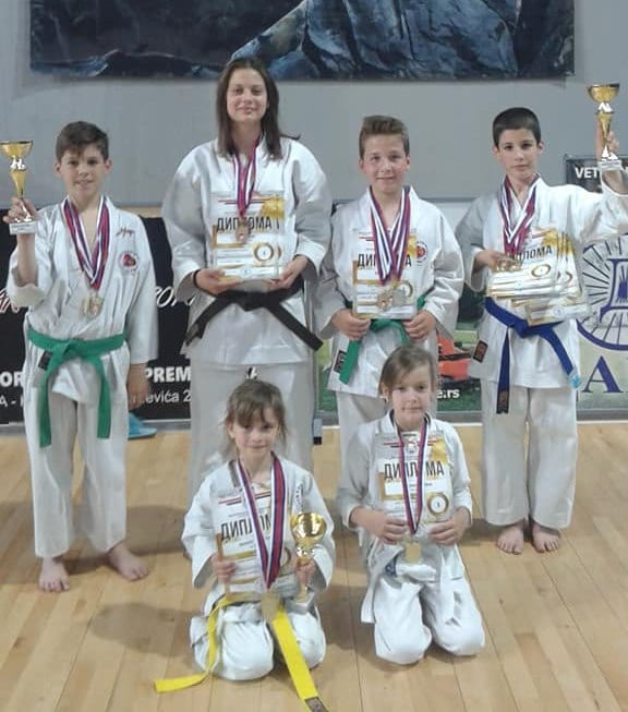 Šest takmičara - 18 medalja! 1 MihailoJana Veljko KostaNikodina NIna