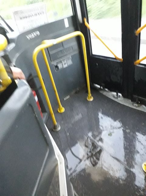 Autobus koji prokišnjava 1 autobus