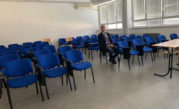 Poslanik SNS-a uhvaćen kako „predaje“ praznoj učionici 1 ftn 1