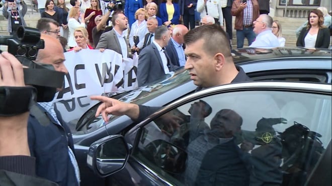 Šešelj nasrnuo na Obradovića 1 incident1