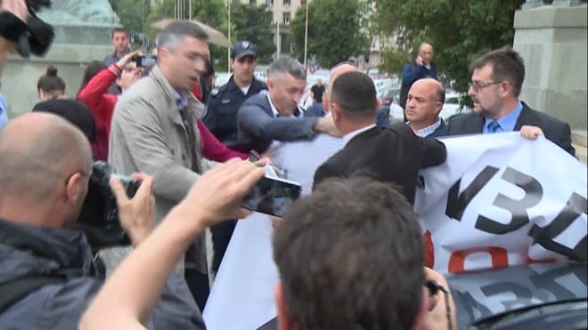 Šešelj nasrnuo na Obradovića 2 incident1a