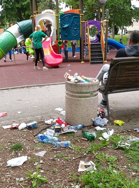 Deca se igraju okružena smećem 1 park