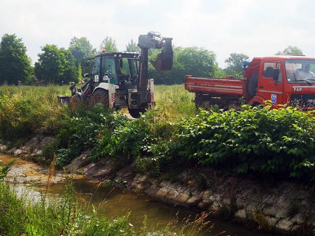 Čisti se korito Lupnjače 2 lupnjaca