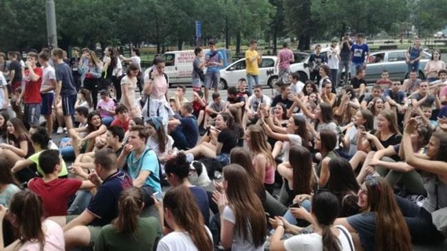 Maturanti na ulicama zbog otkazivanja testa iz matematike 3 mali maturanti protest