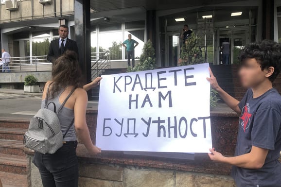 Maturanti na ulicama zbog otkazivanja testa iz matematike 2 maturanti1 1