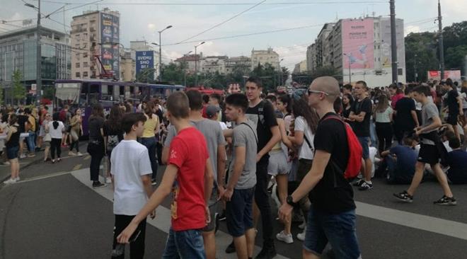 Maturanti na ulicama zbog otkazivanja testa iz matematike 4 maturanti1a
