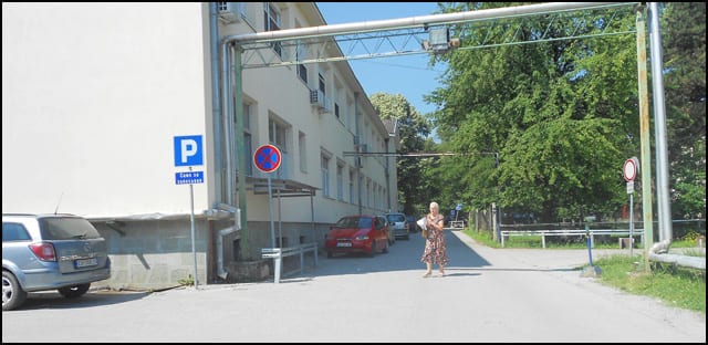 Parkiranje na zelenim površinama u krugu Bolnice 7 parkiranje 7
