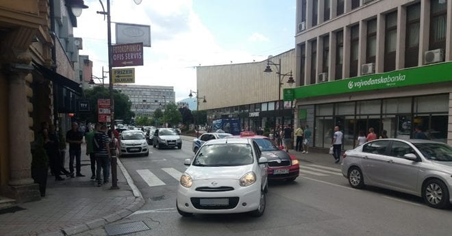 "Čukanje" dva vozila u centru grada zagušilo saobraćaj 2 cukanje