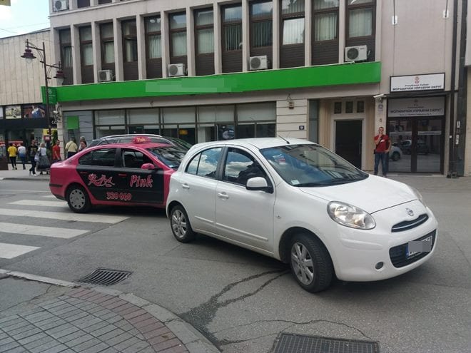 "Čukanje" dva vozila u centru grada zagušilo saobraćaj 1 cukanje1