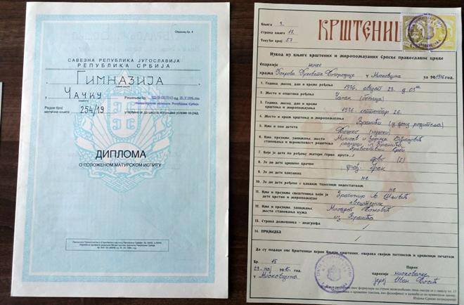 Obradović pokazao svoje diplome, pozvao Stefanovića da isto učini 2 diplome