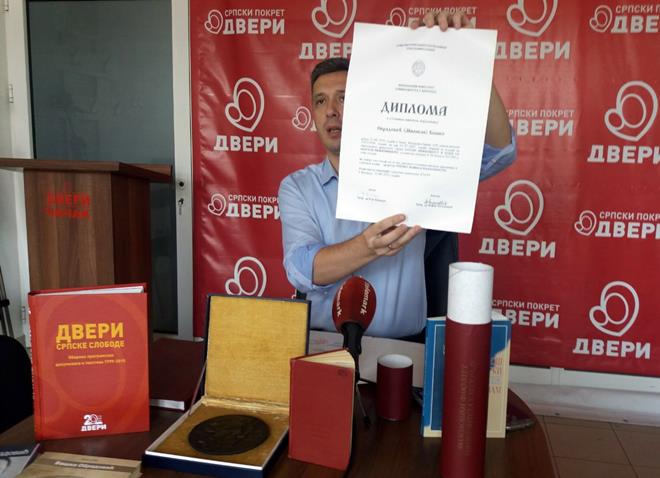 Obradović pokazao svoje diplome, pozvao Stefanovića da isto učini 1 diplome1