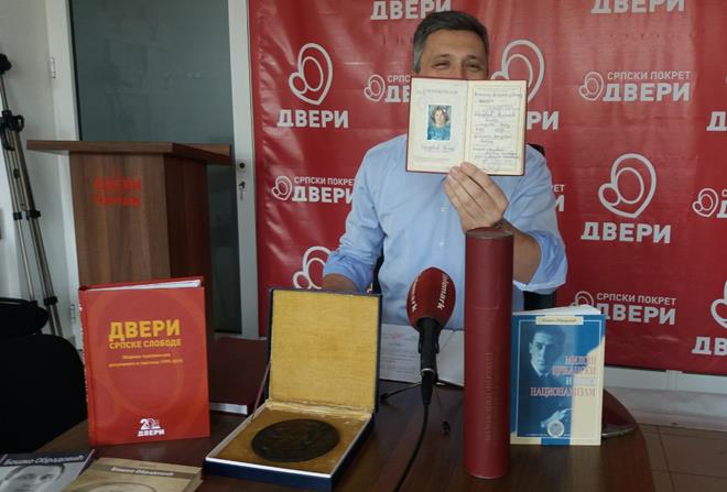 Obradović pokazao svoje diplome, pozvao Stefanovića da isto učini 3 diplome2