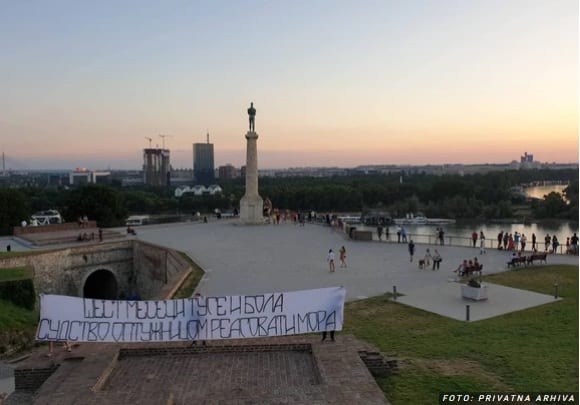 Prijatelji ubijenog studenta iz Čačka raširili transparent na Kalemegdanu 2 mileusnic