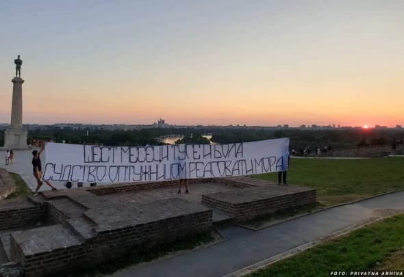 Prijatelji ubijenog studenta iz Čačka raširili transparent na Kalemegdanu 1 mileusnic1