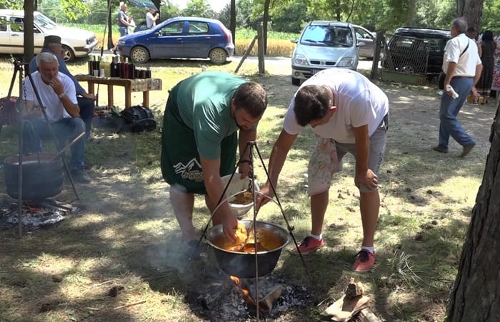 Riblju čorbu pripremalo 27 ekipa 2 riblja corba