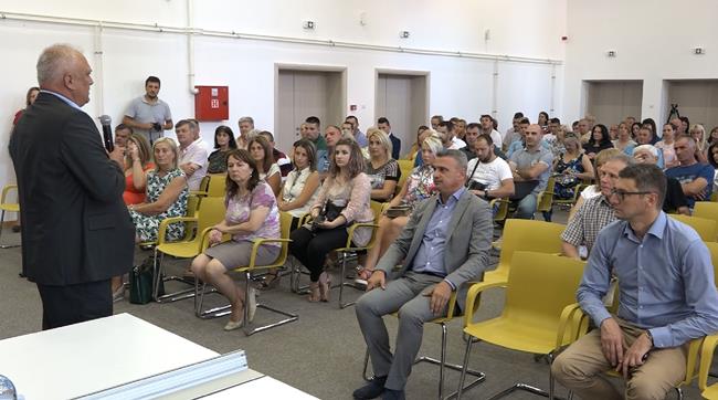 Uručeno 117 ugovora za novo zapošljavanje i samozapošljavanje 1 CACAK ZAPOSLJAVANJE UGOVORI 21082019 MNA TELEMARK 03