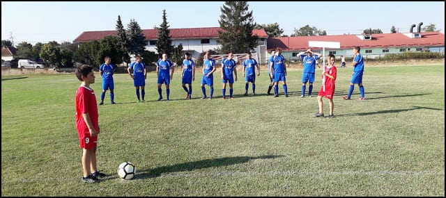 Трећи меморијални турнир "Градимир Јовичић - Деда" у Бресници 1 dedin unuk početni udarac