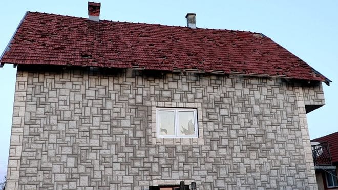 Olujno nevreme čupalo drveće u Guči (FOTO) 5 krovovi