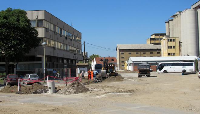 Zbog Ulice 10 ruše deo malog parka 6 park1