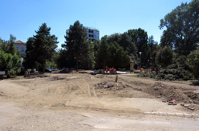 Zbog Ulice 10 ruše deo malog parka 2 park3