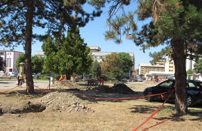 Zbog Ulice 10 ruše deo malog parka 1 park5