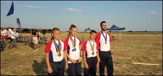 Прегршт трофеја за српске ракетне моделаре 4 Juniori raketni modelari osvajači medalja