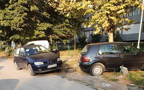 Izbušene gume na automobilima u centru grada 1 automobili