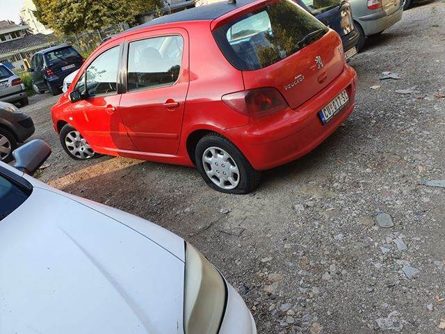 Izbušene gume na automobilima u centru grada 2 automobili1