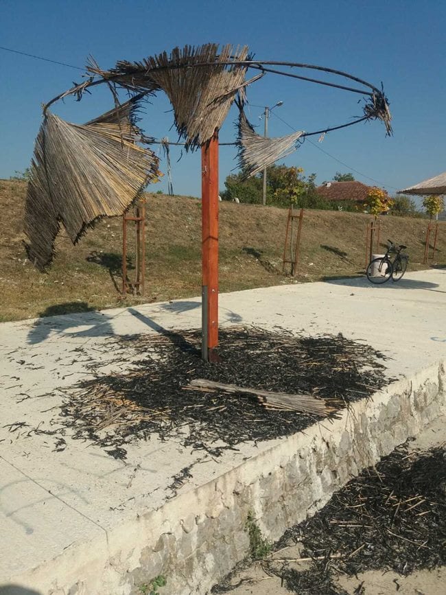 Huligani zapalili slamnati suncobran 2 plaza1