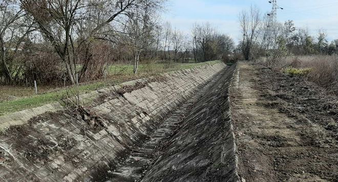 Počelo čišćenje kanala za navodnjavanje (FOTO) 1 CACAK KANAL ZA NAVODNJAVANJE 30112019 MNA CIVILNA ZASTITA 01