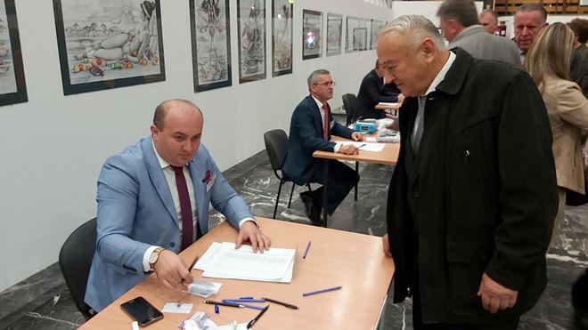 SNS u kampanji od sledeće sedmice, Mišović se poklonio pred slikom Vučića 9 sns11