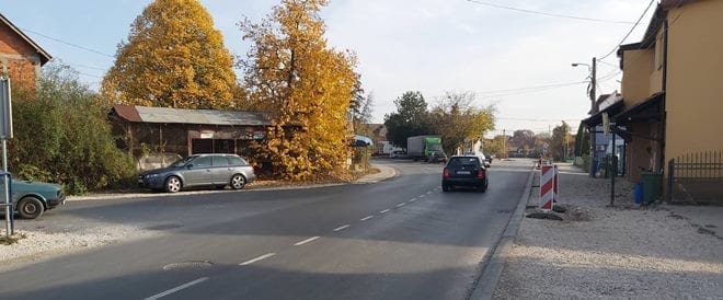 Nebezbedna krivina, vratite ležećeg policajca 2 trbusani