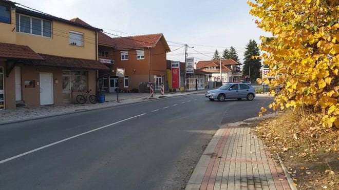 Nebezbedna krivina, vratite ležećeg policajca 1 trbusani3