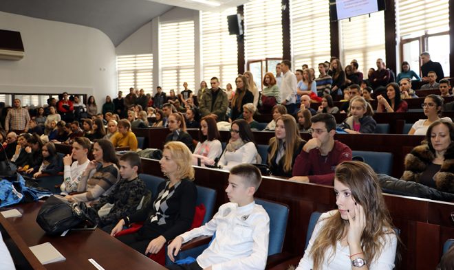 Stipendije za najbolje učenike i studente 1 CACAK UCENICI STUDENTI NAGRADE 14122019 MNA MILOS LUKIC 01