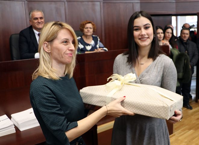 Stipendije za najbolje učenike i studente 2 CACAK UCENICI STUDENTI NAGRADE 14122019 MNA MILOS LUKIC 02