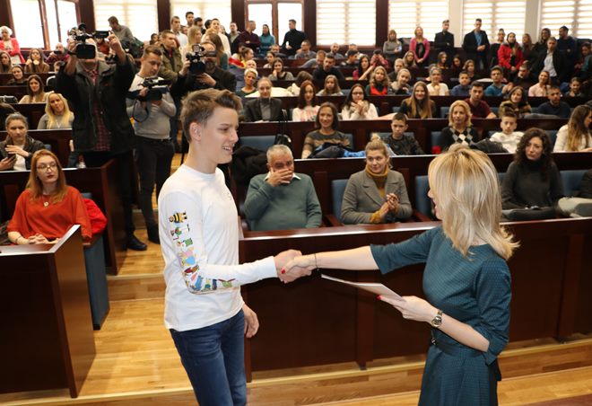 Stipendije za najbolje učenike i studente 6 CACAK UCENICI STUDENTI NAGRADE 14122019 MNA MILOS LUKIC 03