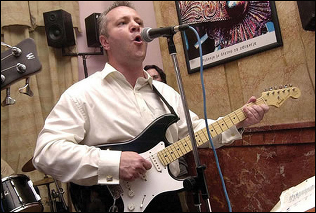 mlađan gitarista