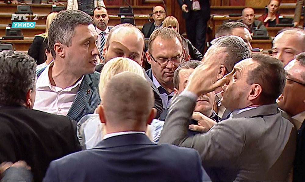 Haos u Skupštini Srbije: Martinović nasrnuo na poslanika Dveri (VIDEO, FOTO) 1 skupstina 1