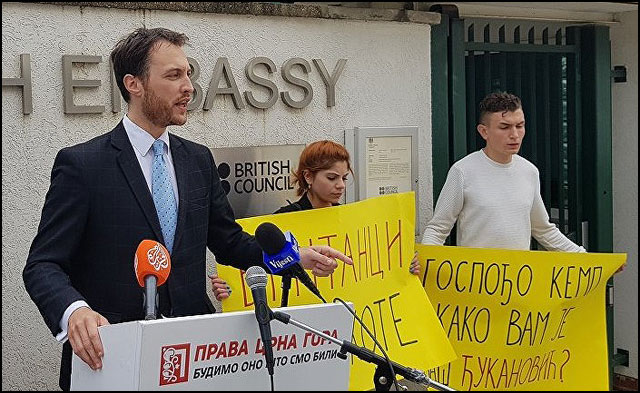 Milačić ispred ambasade VB