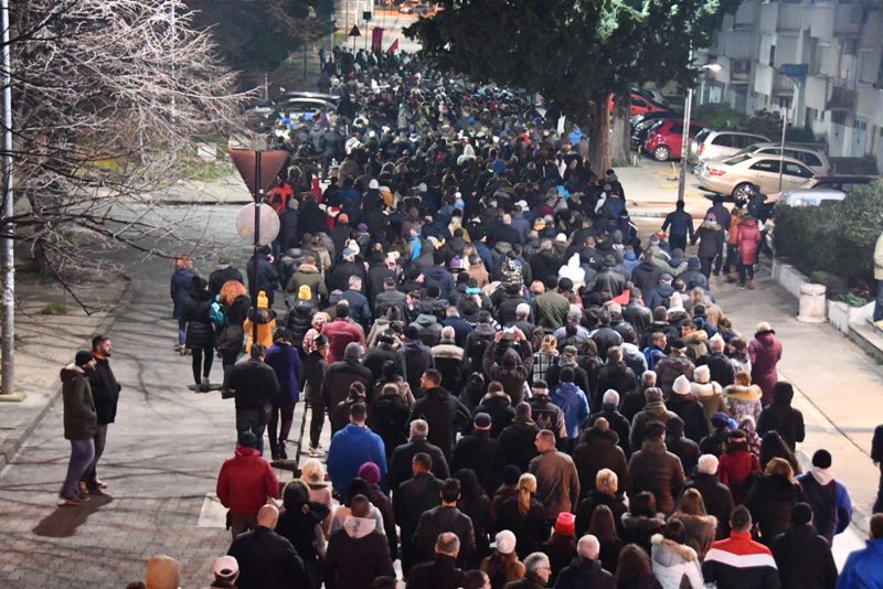 Sve više građana Crne Gore na ulicama: Ne damo svetinje (FOTO, VIDEO) 4 bar